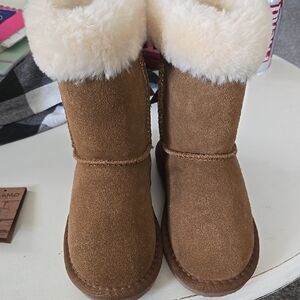 Lamo Tan and Cream Ankle Boots with Plush Trim Size 1 Nwt